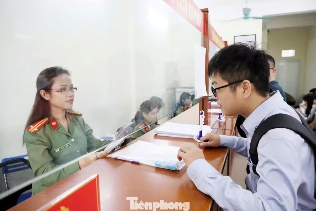 Cán bộ Công an TP Hà Nội hướng dẫn người dân làm thủ tục cấp Phiếu lý lịch tư pháp