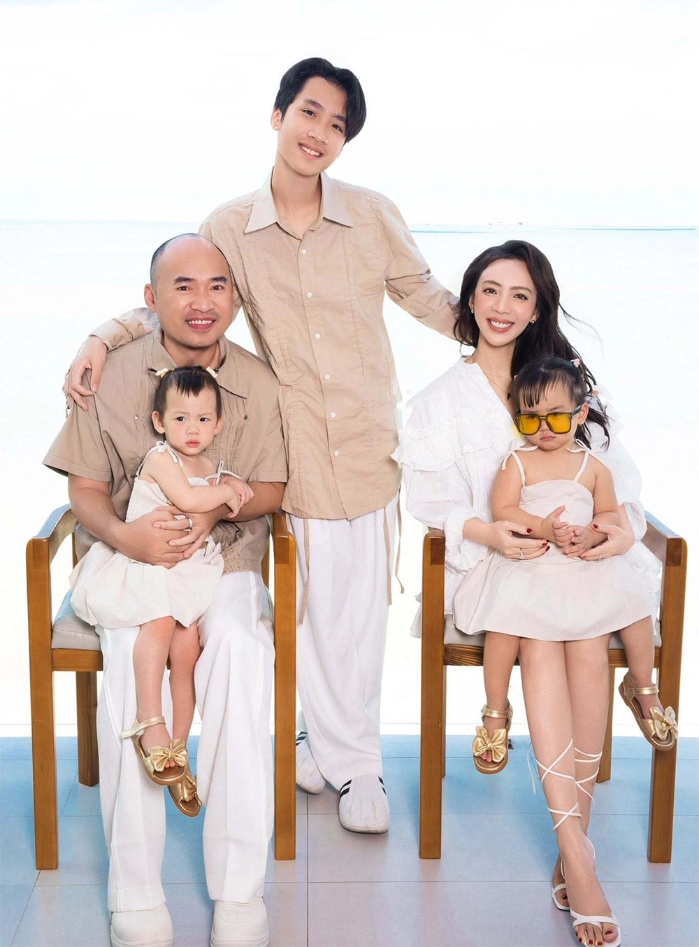 Gia đình 5 thành viên của Thu Trang - Tiến Luật đi chơi biển.