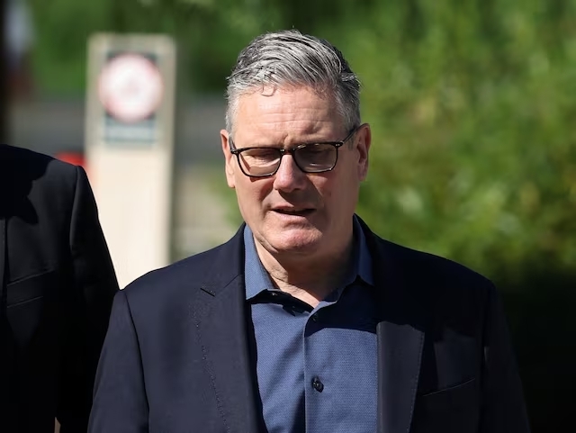 Thủ tướng Keir Starmer khẳng định sẽ không từ bỏ vị trí hiện nay và sẵn sàng tham gia tranh cử nếu đảng tổ chức bầu chọn lãnh đạo mới (Ảnh: Reuters)