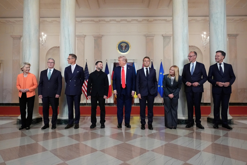 Ngày 18/8/2025, tại Nhà Trắng, Tổng thống Mỹ Donald Trump đã tiếp đón dàn lãnh đạo cấp cao đến từ Liên minh châu Âu (EU), khối NATO và các cường quốc hàng đầu phương Tây. Cuộc gặp diễn ra trong bối cảnh cục diện địa chính trị thế giới có nhiều chuyển biến mang tính bước ngoặt.