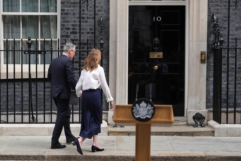 Thủ tướng Keir Starmer cùng Phu nhân Victoria Starmer đã cùng rảo bước trở lại bên trong Phủ Thủ tướng sau khi kết thúc bài phát biểu và tuyên bố từ chức trước giới truyền thông tại London ngày 22/6/2026.