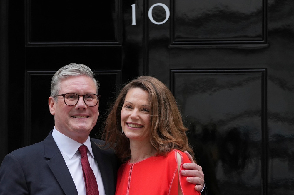 Ông Keir Starmer và vợ, bà Victoria, chụp ảnh trước số nhà 10 phố Downing sau khi được Vua Charles bổ nhiệm làm Thủ tướng tại Cung điện Buckingham, London, ngày 5/7/2024.