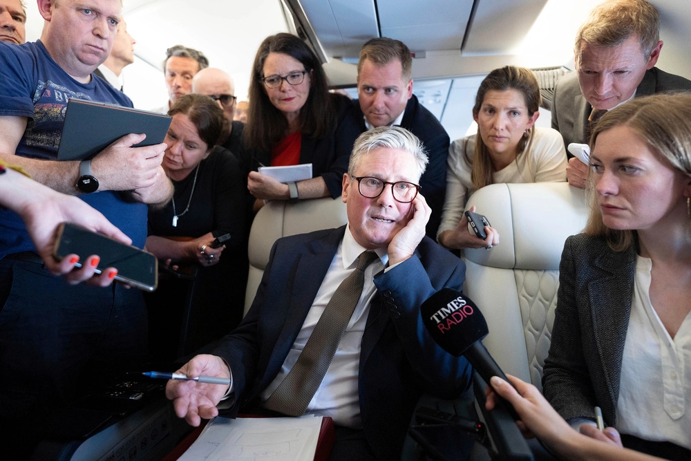 Thủ tướng Anh Keir Starmer nói chuyện với các nhà báo khi ông đang trên máy bay đến Washington DC để tham dự Hội nghị thượng đỉnh NATO vào ngày 9/7/2024.