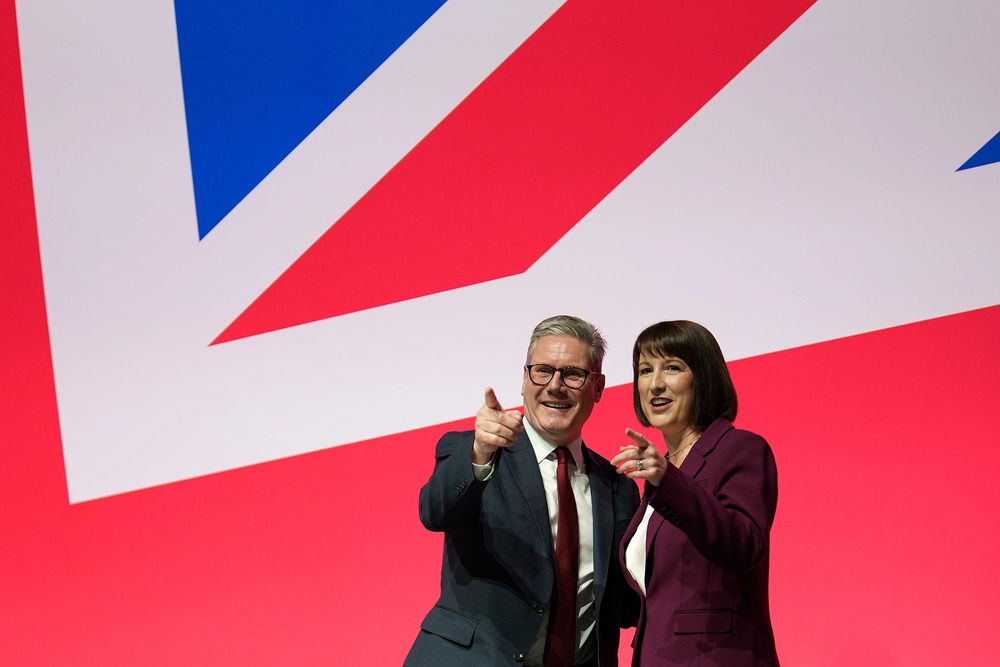 Thủ tướng Anh Keir Starmer và Bộ trưởng Tài chính Anh Rachel Reeves trao đổi sau bài phát biểu của bà tại Hội nghị Công đảng ở Liverpool, Anh, ngày 23/9/2024