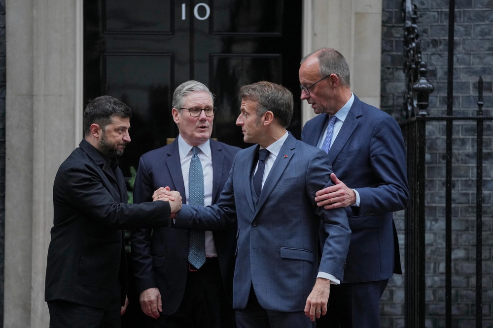 Ngày 8/12/2025, tại London (Anh), Thủ tướng Keir Starmer đã tiếp đón Tổng thống Ukraine Volodymyr Zelensky, Tổng thống Pháp Emmanuel Macron và Thủ tướng Đức Friedrich Merz. Cuộc gặp bốn bên diễn ra trong bối cảnh các đồng minh phương Tây đang nỗ lực tái định hình và củng cố các cam kết viện trợ cho Kiev.