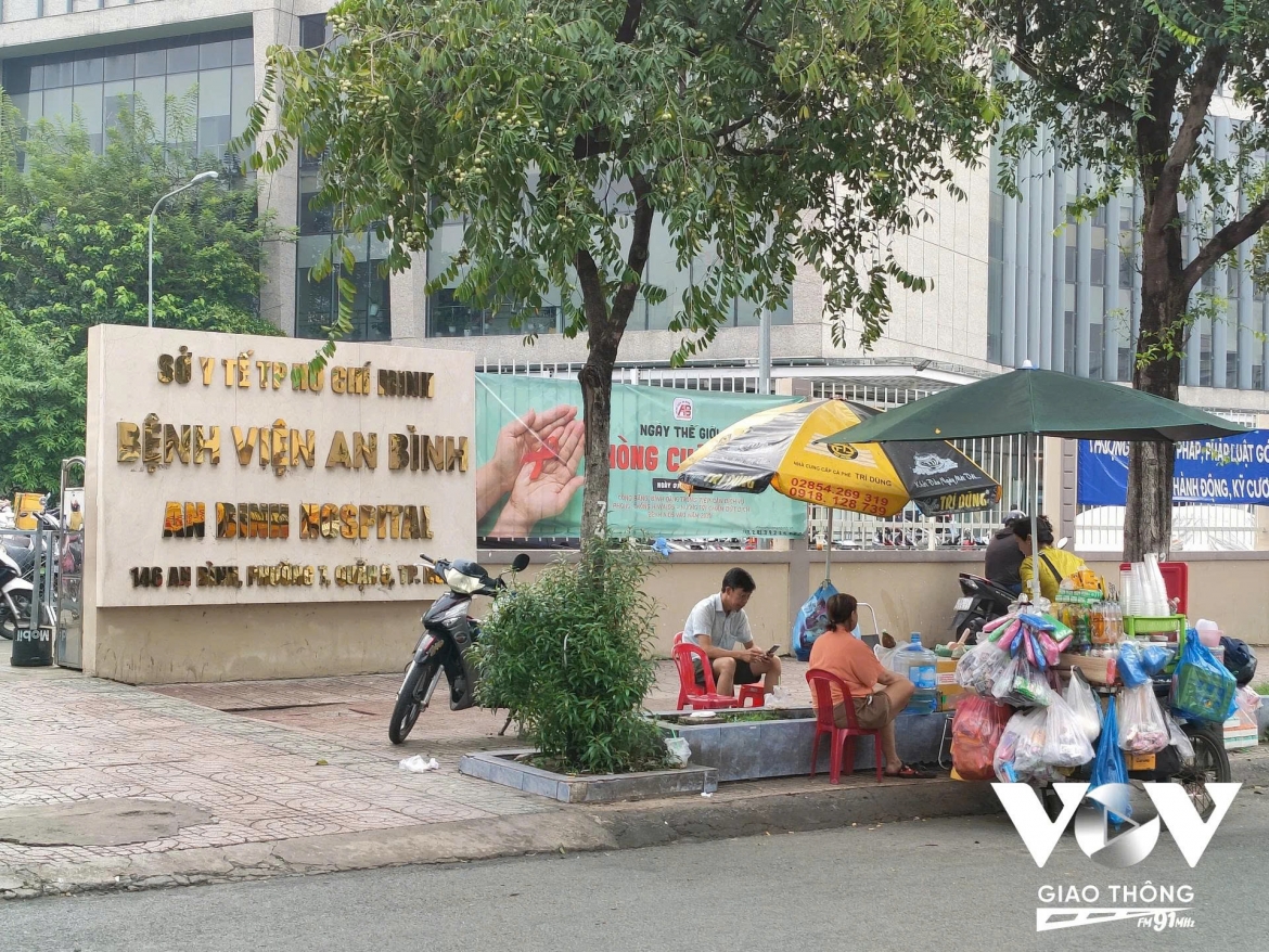 Xe đẩy bán hàng rong tràn xuống cả lòng đường trước cổng Bệnh viện An Bình