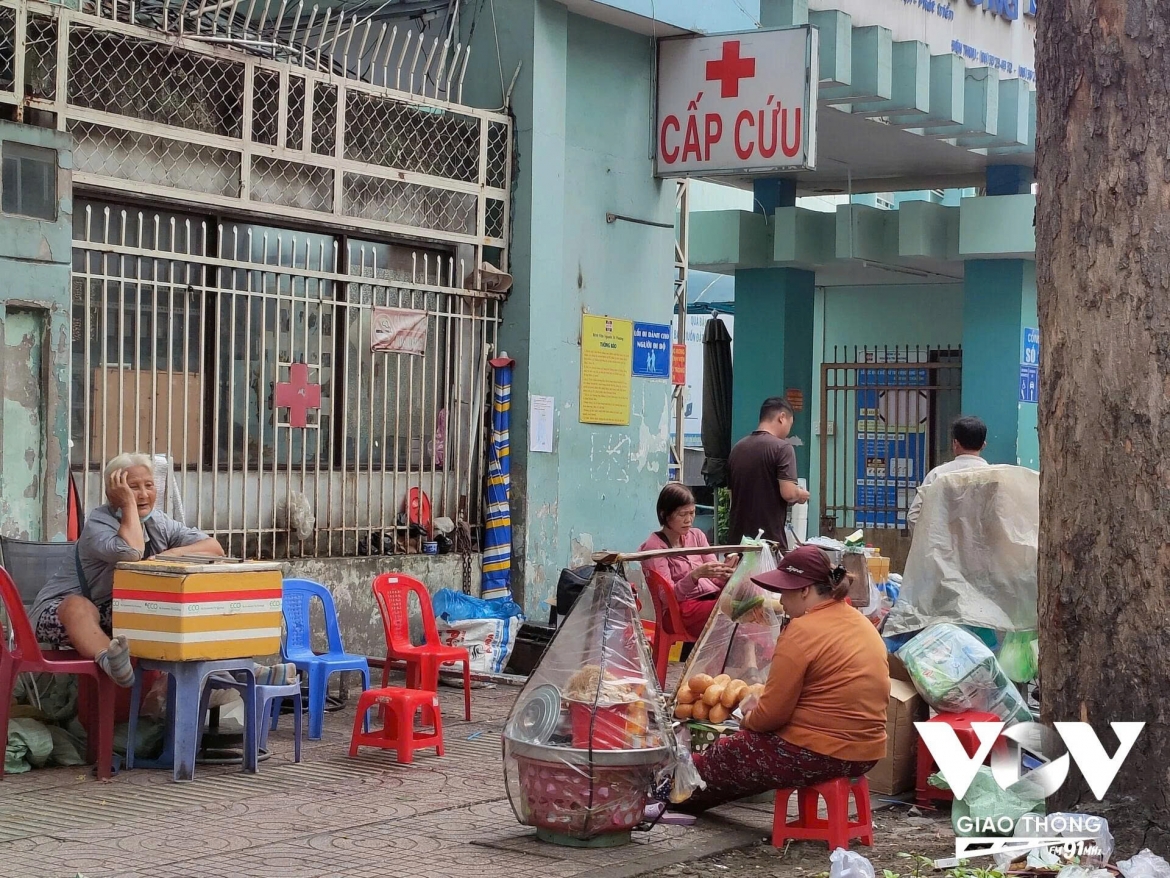 Nhiều hàng quán, điểm bán thức ăn trước cổng bệnh viện vẫn bày bán thực phẩm trong điều kiện sơ sài, tiềm ẩn nguy cơ mất an toàn vệ sinh thực phẩm