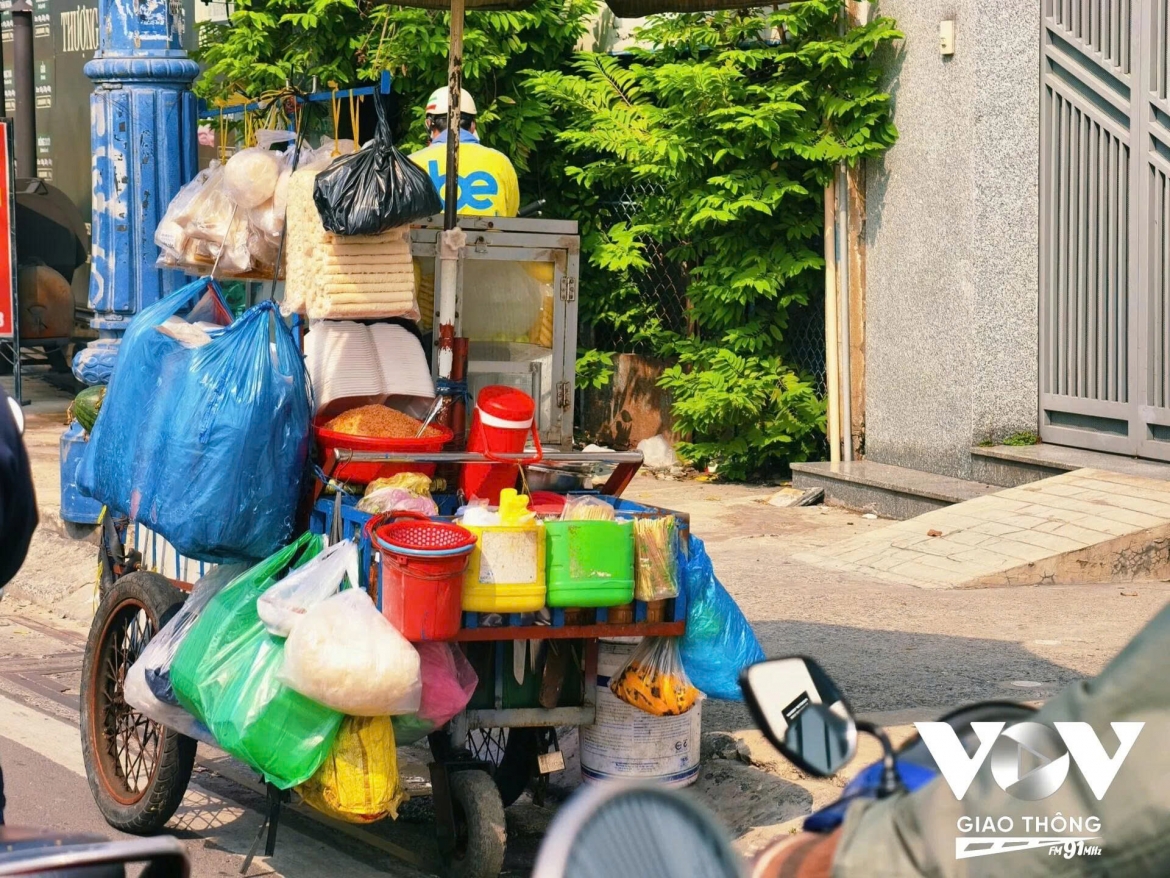 Xe bán thức ăn đường phố trên địa bàn TP.HCM – loại hình tiện lợi, phổ biến nhưng tiềm ẩn nguy cơ mất an toàn thực phẩm nếu khâu chế biến, bảo quản không bảo đảm