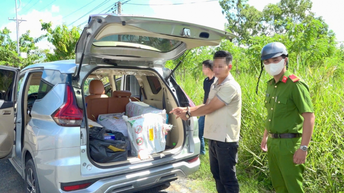 Đối tượng và tang vật tại hiện trường vụ việc. Ảnh: Công an thành phố Cần Thơ