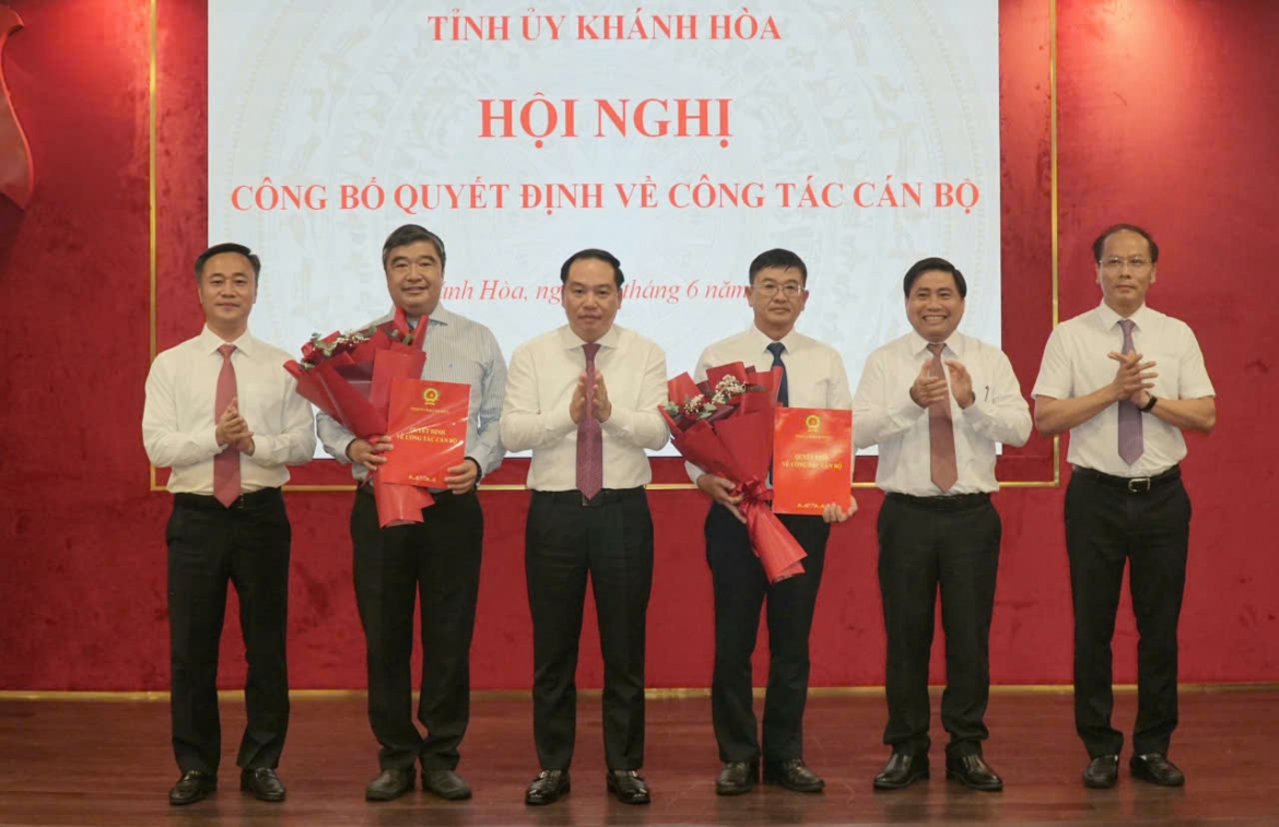 Thường trực Tỉnh ủy Khánh Hòa trao quyết định, tặng hoa chúc mừng các cán bộ vừa được điều động, bổ nhiệm.