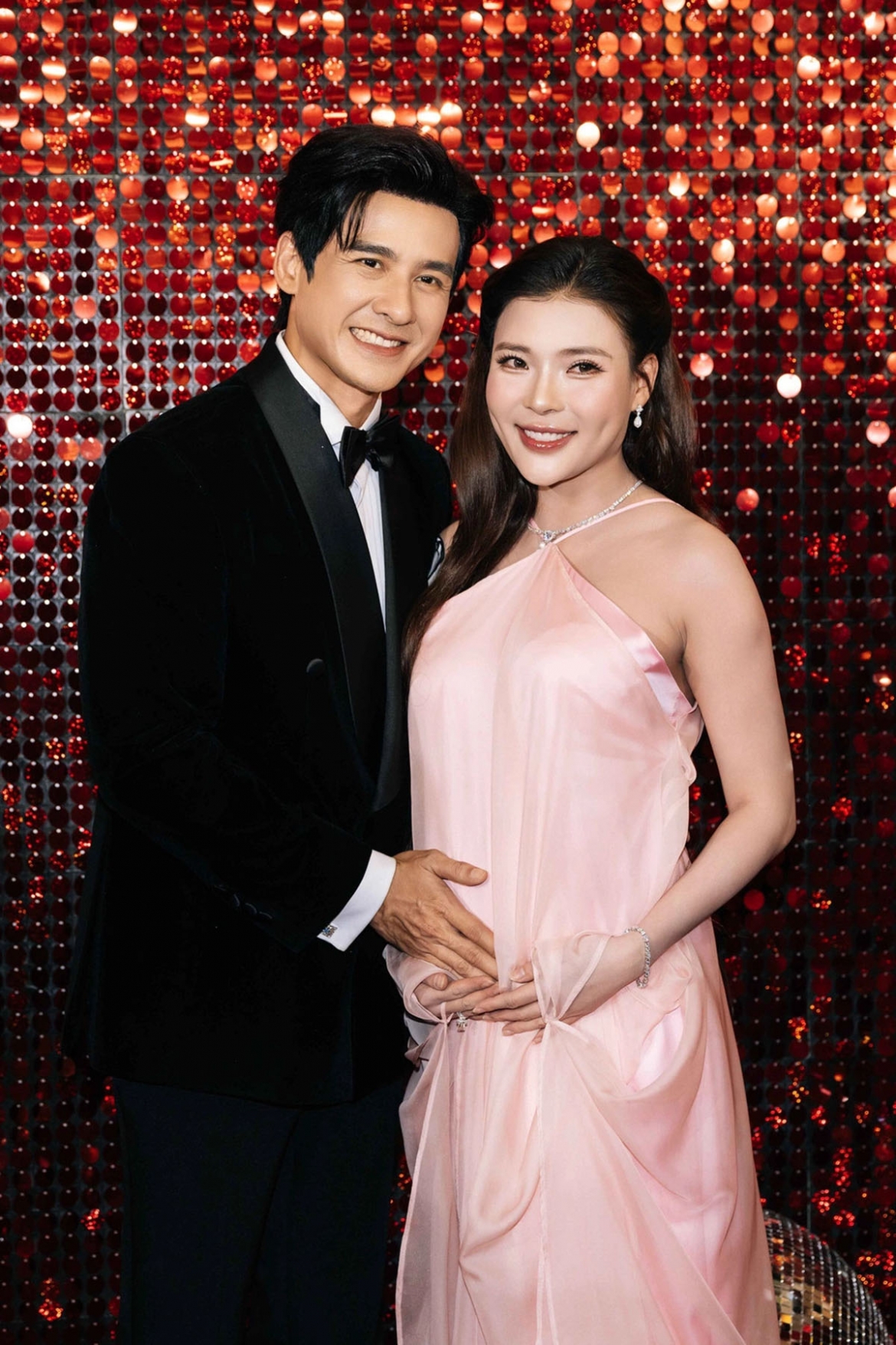 Lương Thế Thành đưa vợ bầu 6 tháng Thúy Diễm tới dự buổi công chiếu phim Mesdames Thanh Sắc.