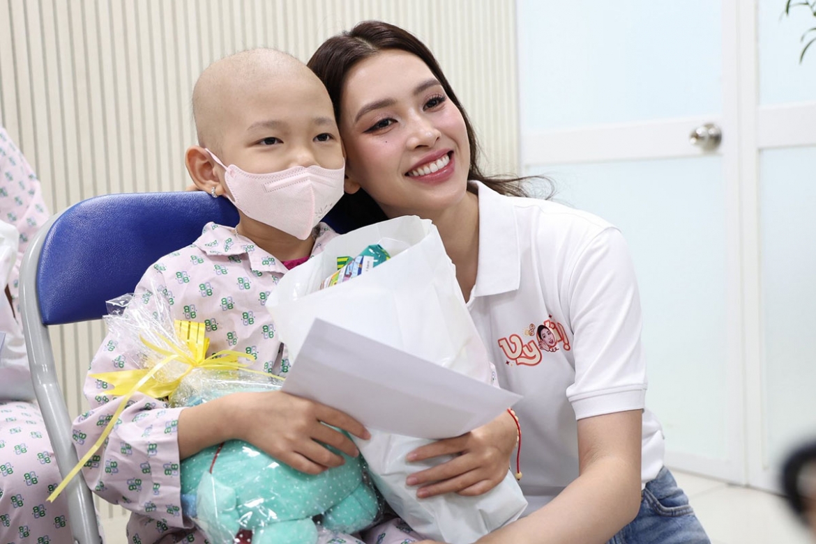 Khán giả để lại nhiều lời khen Tiểu Vy vì thời gian gần đây cô đang rất bận rộn với hoạt động quảng bá cho bộ phim “Ốc mượn hồn” nhưng vẫn sắp xếp thời gian cho các hoạt động thiện nguyện.