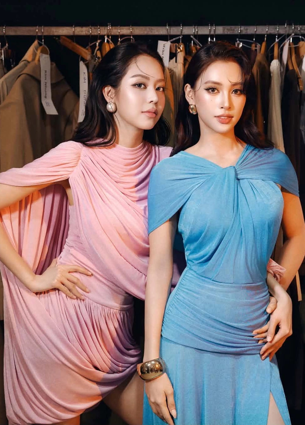 Hoa hậu Tiểu Vy và Thanh Thủy giống nhau như chị em trong hậu trường show thời trang.