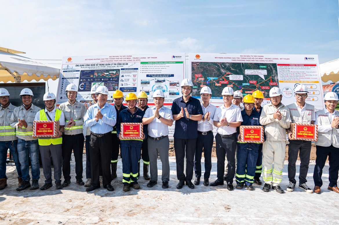 Bộ trưởng Bộ Xây dựng Trần Hồng Minh cùng đoàn công tác trao quà động viên kỹ sư, công nhân tại nút giao Chợ Đệm (TP.HCM).