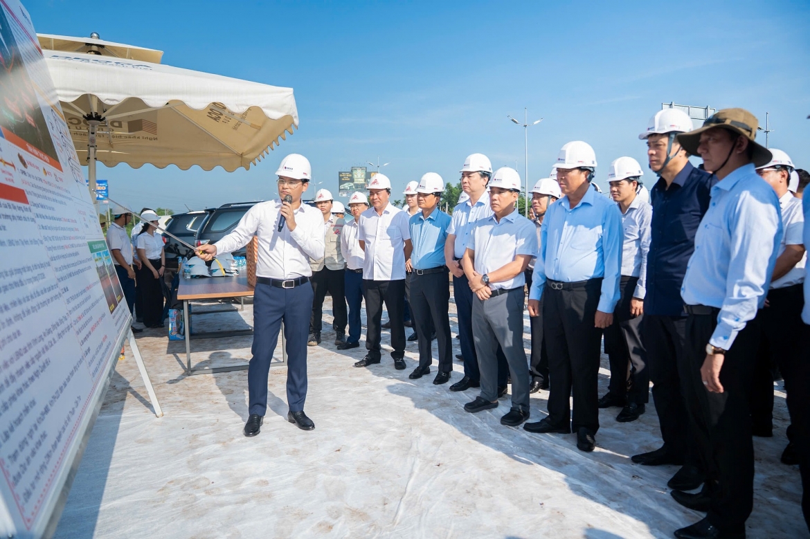 Bộ trưởng Bộ Xây dựng Trần Hồng Minh kiểm tra dự án mở rộng cao tốc TP.HCM - Trung Lương - Mỹ Thuận tại buổi kiểm tra.