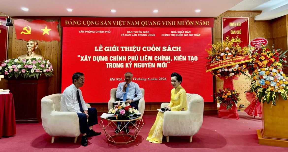 GS.TS. Nguyễn Hòa Bình trao đổi về nội dung của cuốn sách.