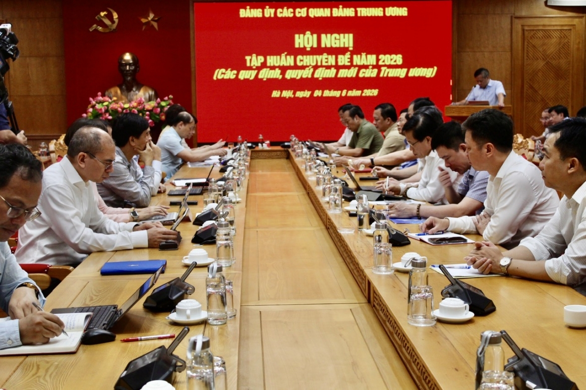 Các đại biểu dự hội nghị trực tiếp.