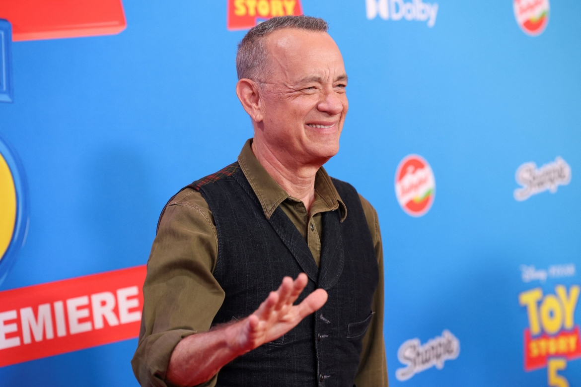 Hơn ba thập kỷ sau, Tom Hanks và Woody vẫn là biểu tượng của tình bạn, tuổi thơ và ký ức trên màn ảnh. (Ảnh: Reuters)