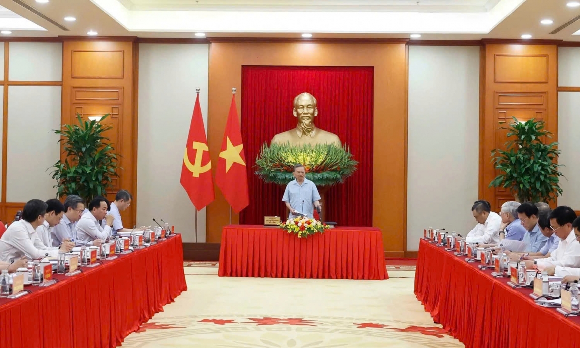 Tổng Bí thư, Chủ tịch nước Tô Lâm chủ trì buổi làm việc với Ban Chính sách, chiến lược Trung ương và các cơ quan liên quan về Đề án đổi mới mô hình phát triển đất nước. (Ảnh: TTXVN)​
