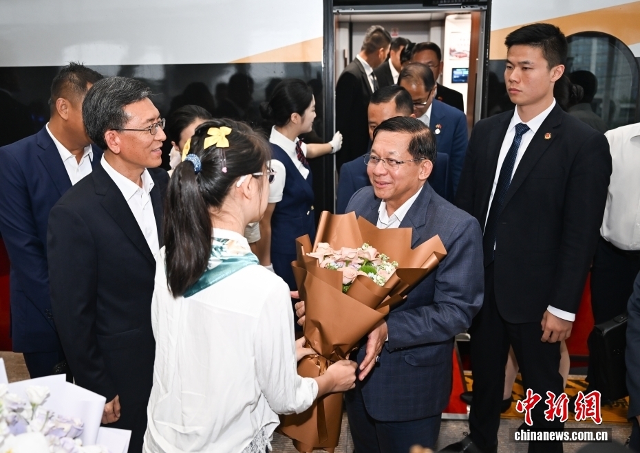 Tổng thống Myanmar Min Aung Hlaing đến Hàng Châu bằng tàu cao tốc ngày 18/6. (Ảnh: China News)