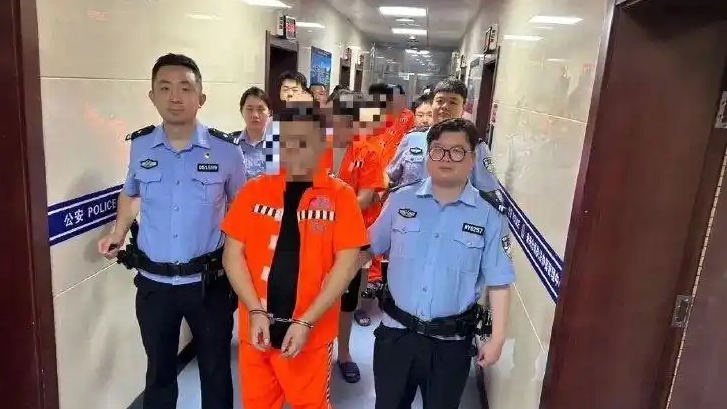 Nhóm 7 người bị bắt ở Tây An. Ảnh: Công an thành phố Tây An
