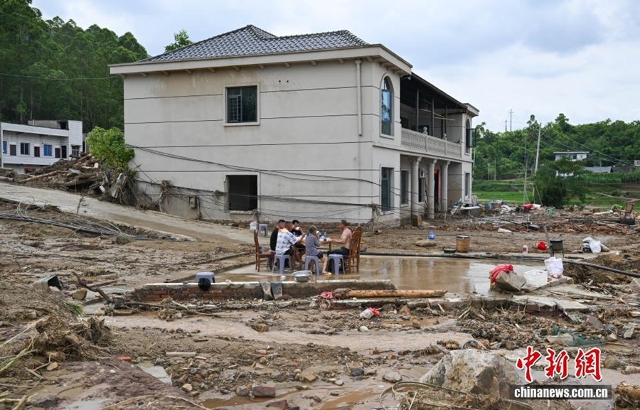 Trận mưa xối xả bất ngờ ập đến quận Vĩnh Xuyên, thành phố Trùng Khánh khiến 9 người thiệt mạng, 11 người mất tích. Ảnh: China News