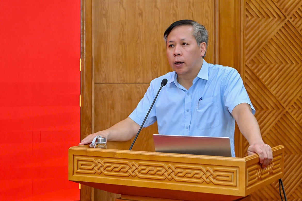 Ông Trần Anh Trường trình bày những điểm mới trong quy định, hướng dẫn thi hành Điều lệ Đảng.