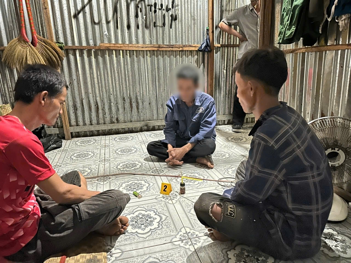 Lực lượng Công an xã Tân Bình làm việc với các đối tượng liên quan hành vi tổ chức sử dụng trái phép chất ma túy (Ảnh: Công an thành phố Cần Thơ)