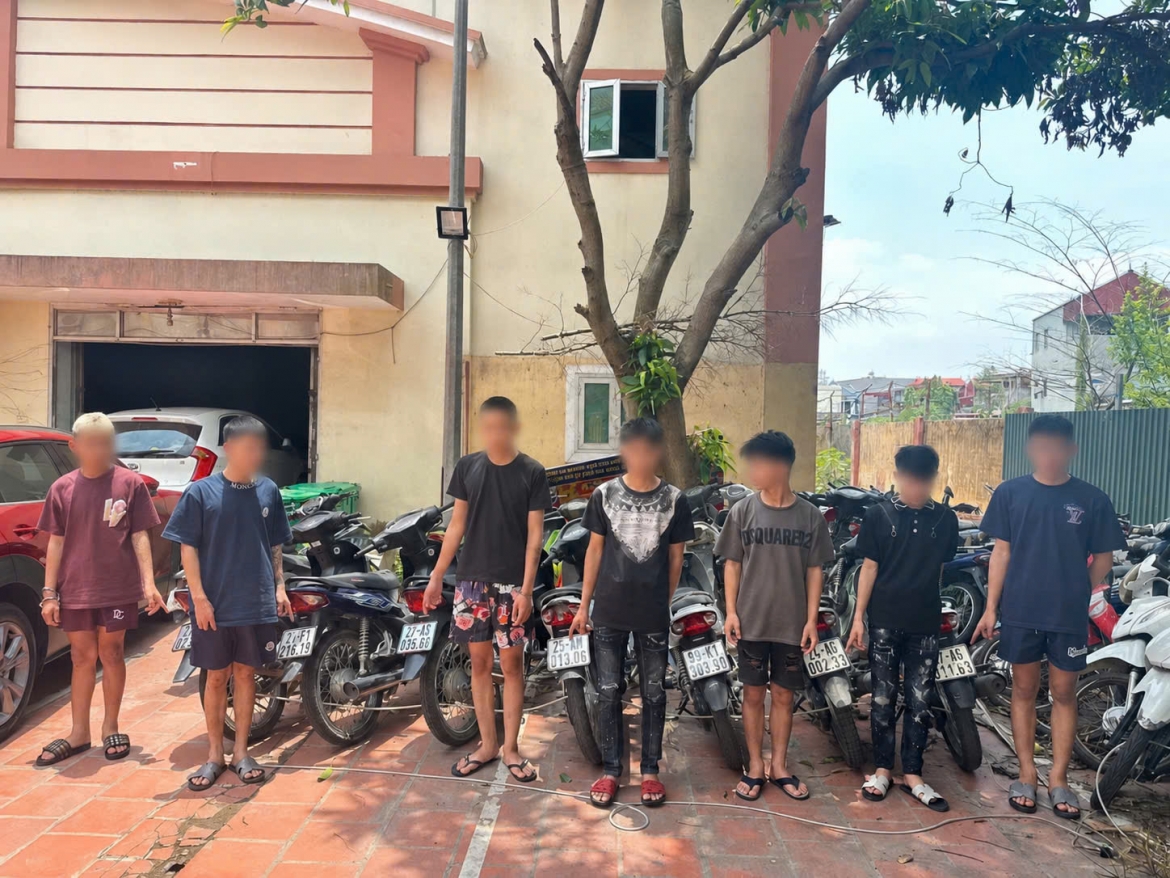 Nhóm đối tượng cùng tang vật vụ án được lực lượng Công an thu giữ