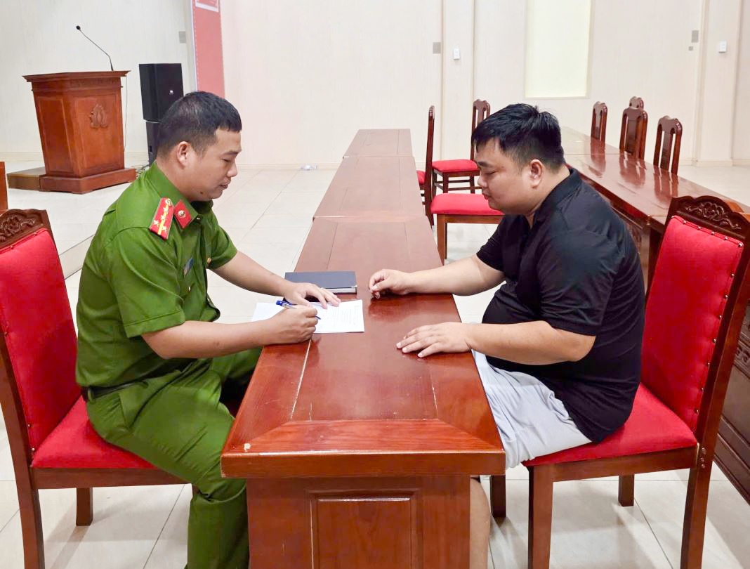 Đối tượng Phạm Thanh Tuyền tại cơ quan Công an