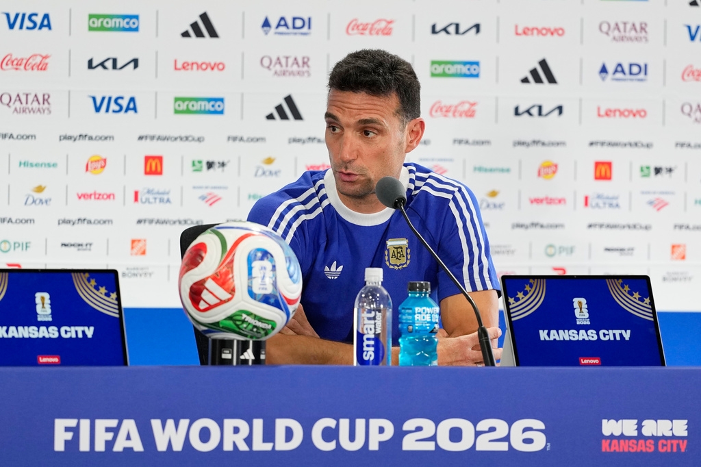 HLV Lionel Scaloni phát biểu trong buổi họp báo. (Ảnh: AP)