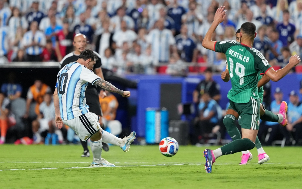 Tình huống Messi hoàn tất cú hat-trick. (Ảnh: Reuters)