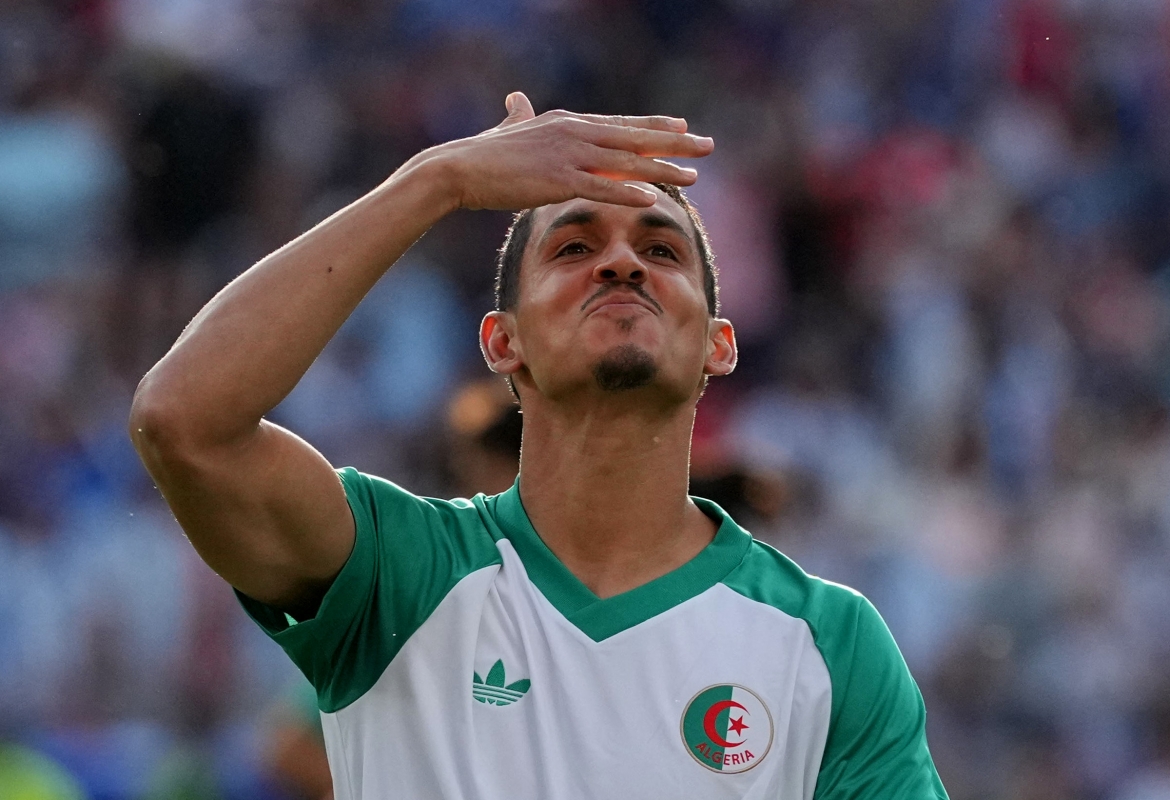 Cầu thủ Algeria khởi động trước giờ bóng lăn. (Ảnh: Reuters)