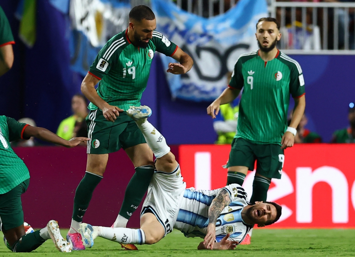 Các cầu thủ Algeria "chăm sóc" đặc biệt Messi khi sẵn sàng phạm lỗi để ngăn cản đội trưởng của Argentina. (Ảnh: Reuters)