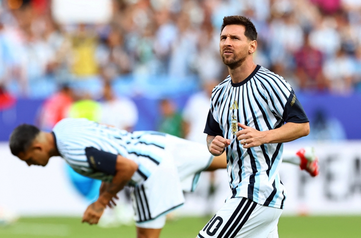 Các cầu thủ Argentina ra sân khởi động trước giờ G. (Ảnh: Reuters)