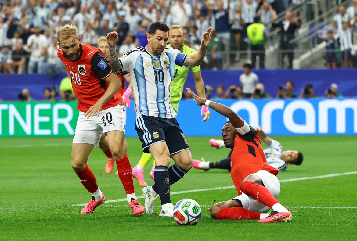 Messi đang tỏ ra khá vô duyên trước khung thành ĐT Áo (Ảnh: Reuters)