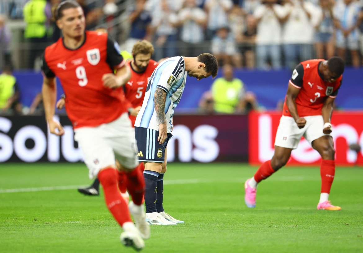 Nỗi thất vọng của Messi sau khi đá hỏng phạt đề và lỡ cơ hội trở thành chân sút vĩ đại nhất lịch sử World Cup (Ảnh: Reuters)