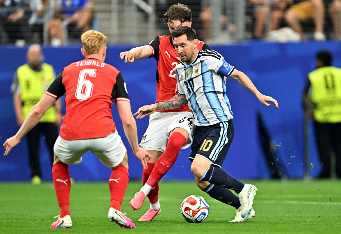 Messi chiếm trọn spotlight (Ảnh: Reuters)