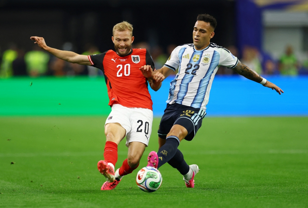 Argentina đang chơi thong dong nhưng vẫn áp đảo trước ĐT Áo (Ảnh: Reuters)