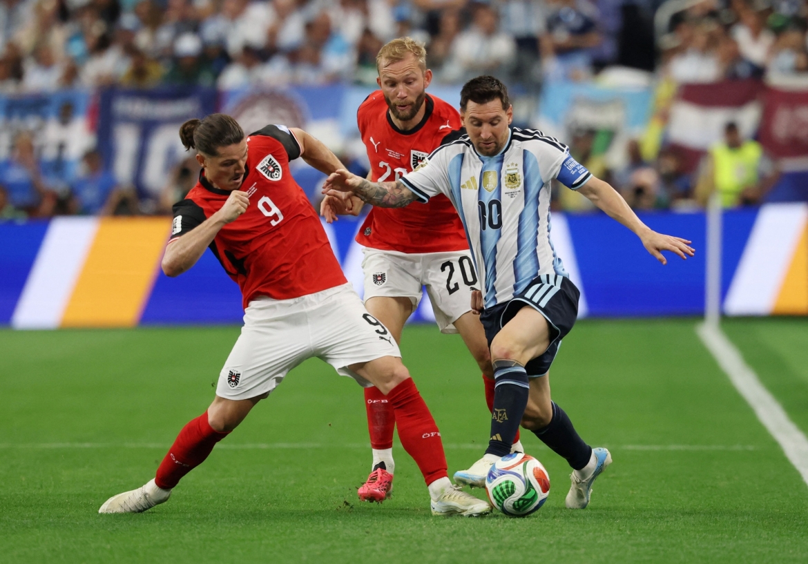 Messi lập cú đúp vào lưới ĐT Áo (Ảnh: Reuters)