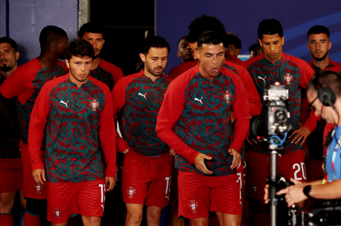 Ronaldo chiếm trọn spotlight ở sân Houston khi cùng các đồng đội ĐT Bồ Đào Nha khởi động trước trận ra quân tại bảng K World Cup 2026 gặp CHDC Congo (Ảnh: Reuters)