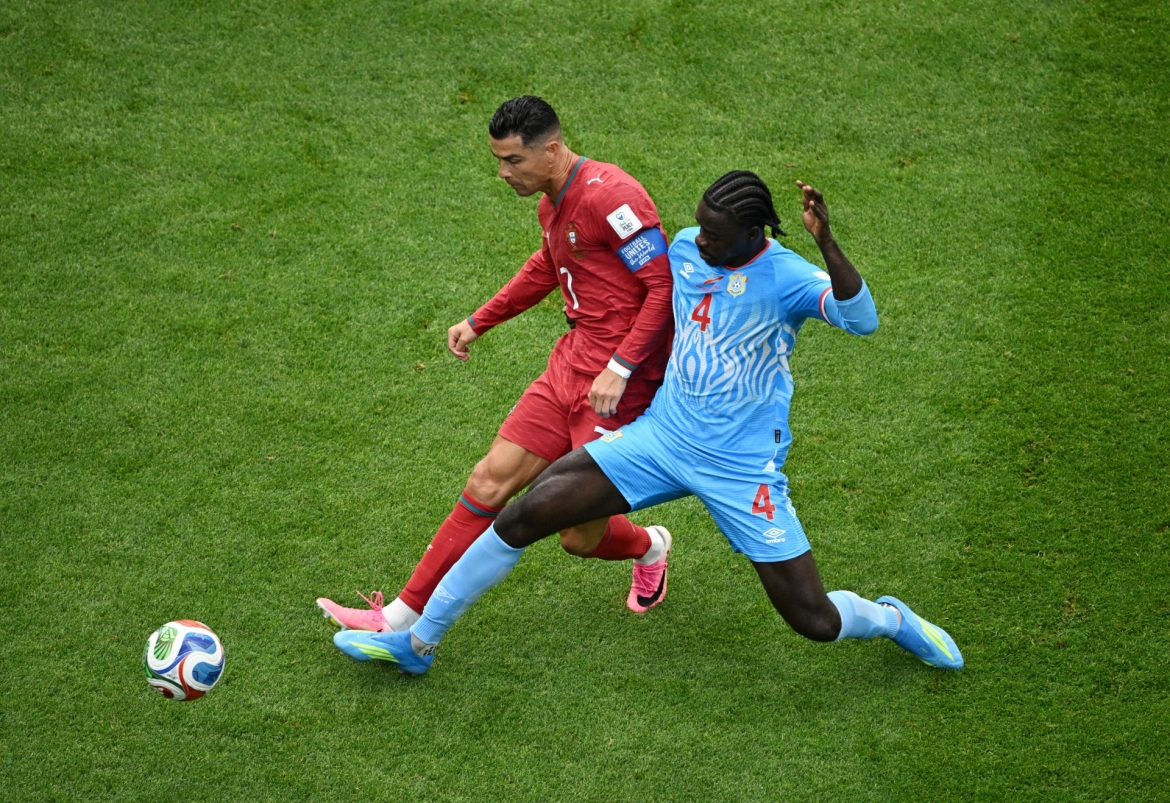Ronaldo chưa có pha dứt điểm nào trong hiệp một (Ảnh: Reuters)