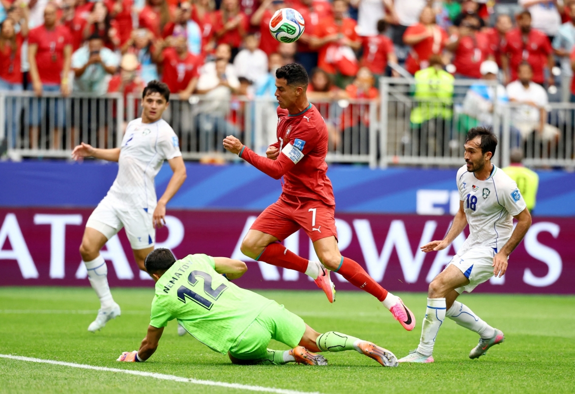 Tình huống suýt chút nữa CR7 có hat-trick khi đã dứt điểm tinh tế loại bỏ thủ môn Nematov nhưng một hậu vệ Uzbekistan đã kịp lùi về phá bóng trước vạch vôi (Ảnh: Reuters)