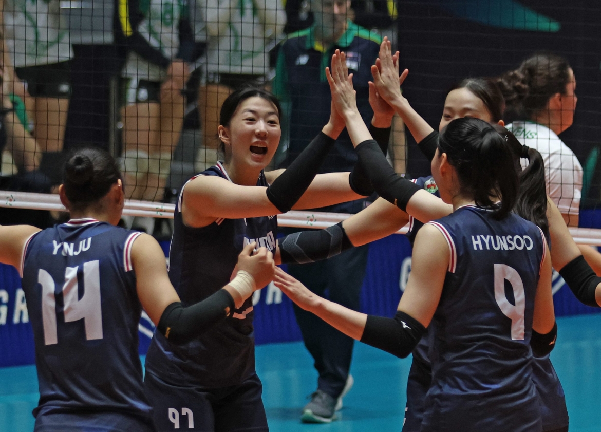 Kang So Hwi (số 97) là chủ công đang có phong độ rất cao của đội bóng chuyền nữ Hàn Quốc. (Ảnh: AVC).