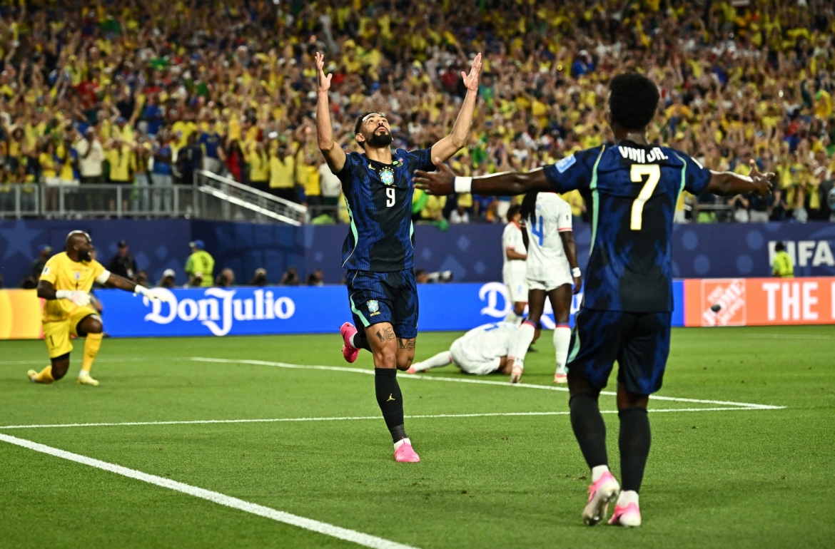 Màn ăn mừng quen thuộc của sao MU bên phía Selecao (Ảnh: Reuters)