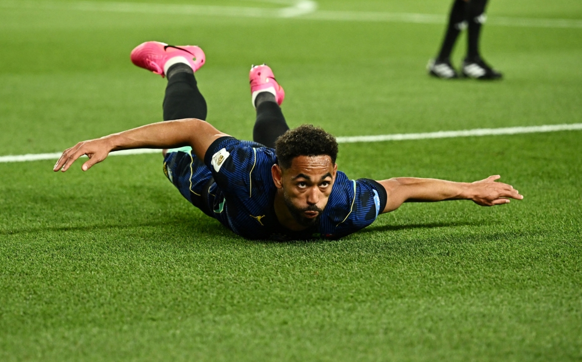 Màn ăn mừng quen thuộc của sao MU trong màu áo Selecao (Ảnh: Reuters)