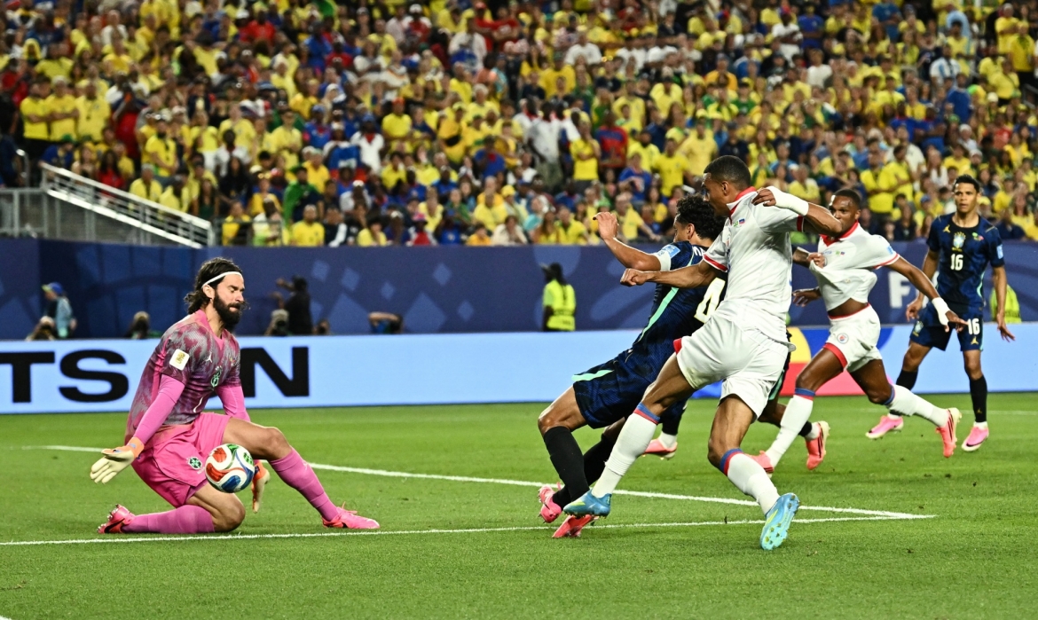Pha bóng hiếm hoi thủ môn Alisson Becker phải làm việc trong trận đấu với Haiti (Ảnh: Reuters)