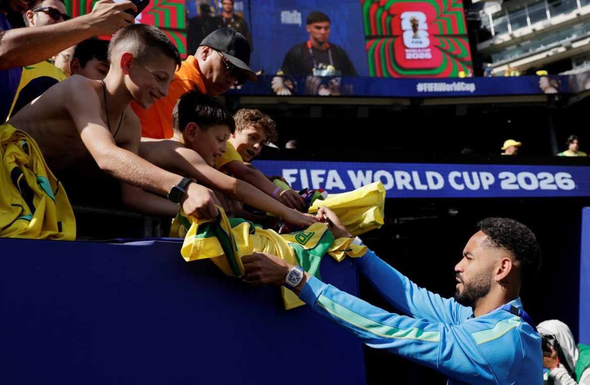Matheus Cunha kí tặng fan ở MetLife (Ảnh: Reuters)