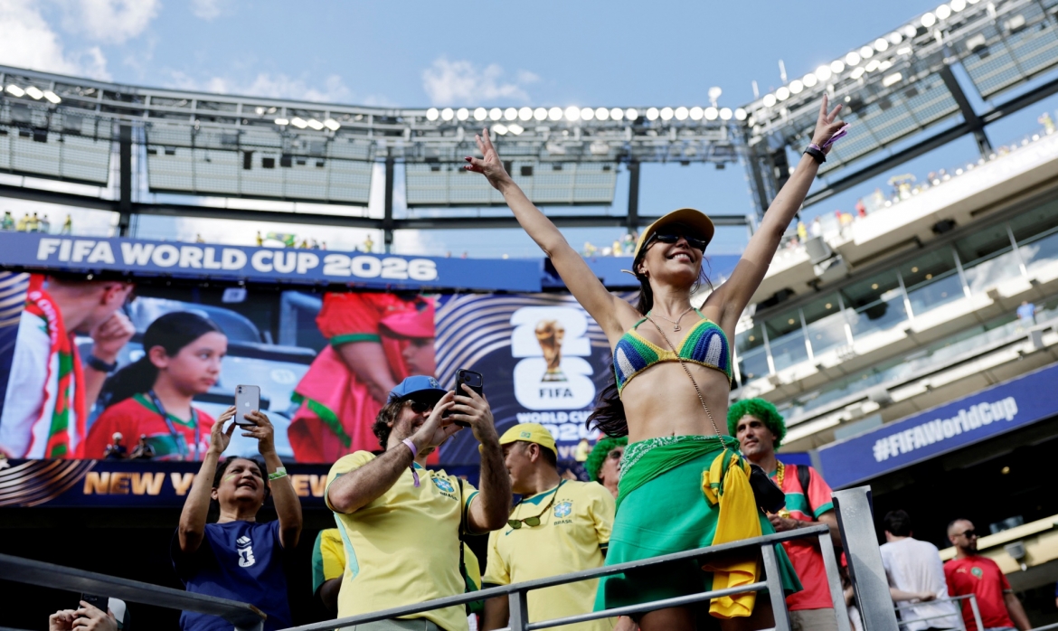 Bầu không khí đầy sôi động được tạo nên bởi CĐV Brazil và Morocco trước giờ bóng lăn trên sân vận động MetLife ở New Jersey, New York, Mỹ (Ảnh: Reuters)