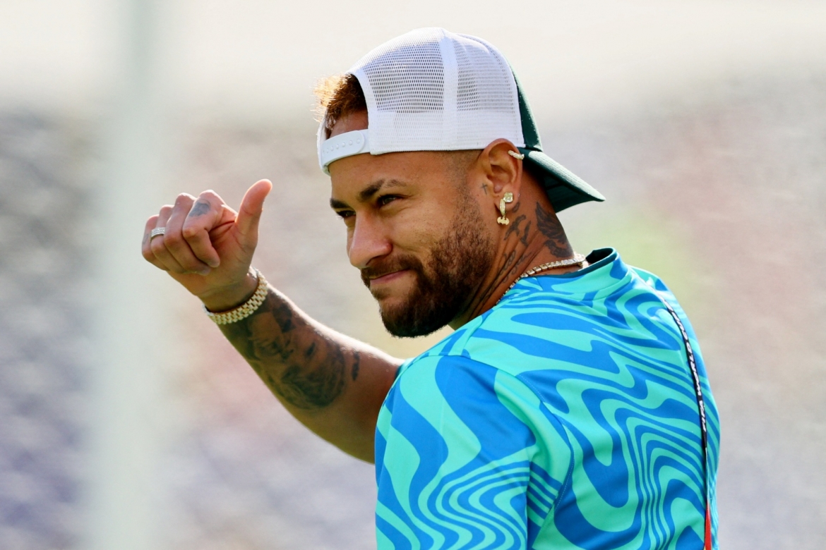 Neymar xuất hiện ở sân MetLife dù không có tên trong danh sách đăng kí thi đấu do vẫn chưa bình phục chấn thương (Ảnh: Reuters)
